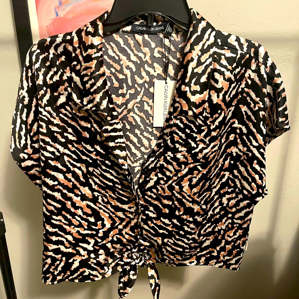 Fun blouse that buttons and ties